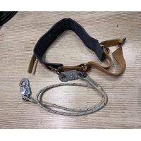 Страховочный пояс альпинистским тросом и монтажным карабином. 