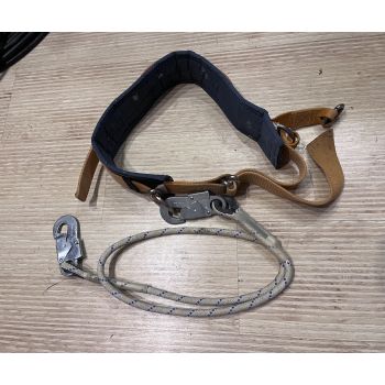 Страховочный пояс альпинистским тросом и монтажным карабином. 