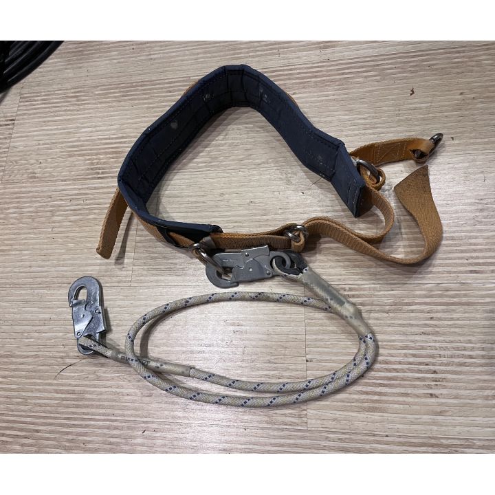 Страховочный пояс альпинистским тросом и монтажным карабином. 